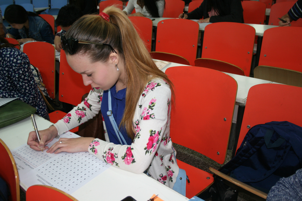 国际交流学院举办第十一届留学生硬笔书法暨诗歌朗诵比赛